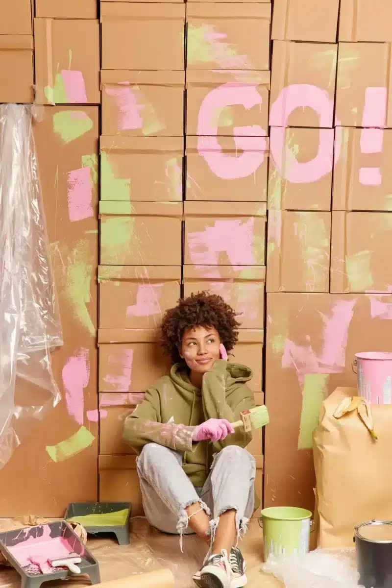 Como Aplicar Texturas nas Paredes e Revolucionar Seu Ambiente 3 Imagens de um ambiente com paredes pintadas