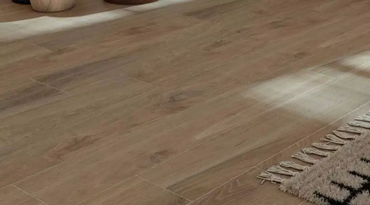 Você Está Usando o Piso Vinílico na Cozinha Corretamente? Veja os Benefícios e Dicas Essenciais! 5 Outro ângulo do piso vinílico, com foco nos detalhes.