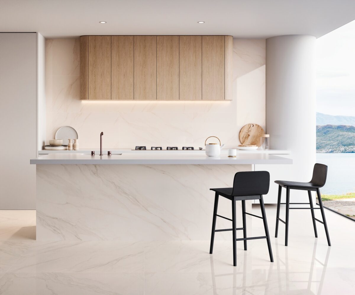 Porcelanato Carrara: A beleza do mármore com as vantagens do revestimento 10. 3 Piso em porcelanato que reproduz mármore carrara. Há uma mesinha e um tabuleiro de xadrez.