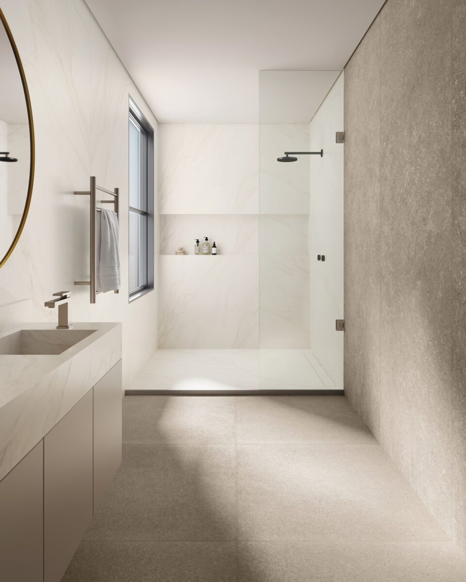 Porcelanato Carrara: A beleza do mármore com as vantagens do revestimento 10. 2 Banheiro em tons claros e neutros, com porcelanato mármore carrara dentro e fora do box.