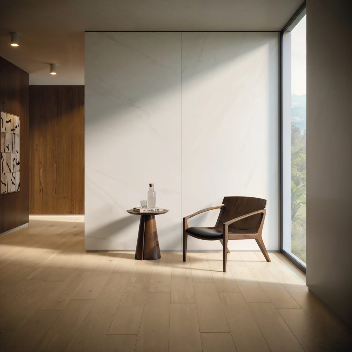 Porcelanato Carrara: A beleza do mármore com as vantagens do revestimento 10. 9 Ambiente com parede em porcelanato mármore carrara. Na frente dela é uma mesinha e uma poltrona.