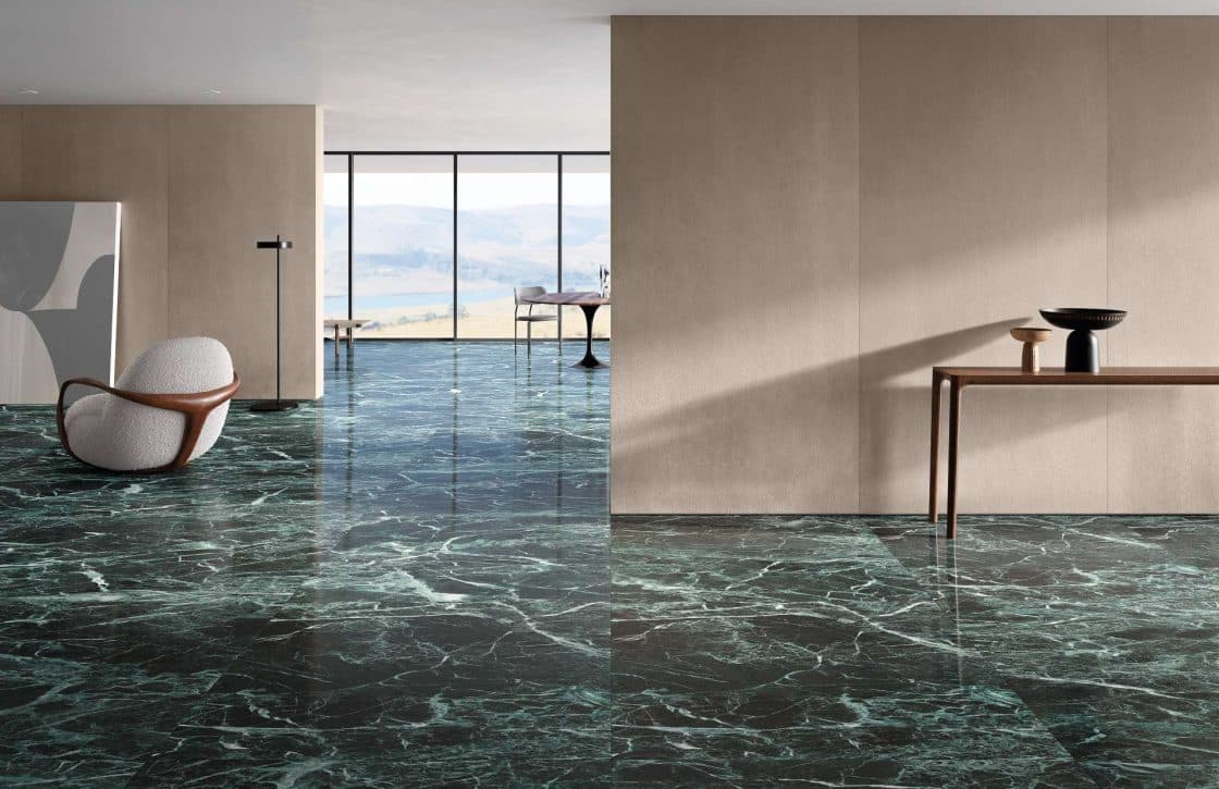 Segredos do Porcelanato Retificado: Transforme seu Ambiente com Estilo! 7 Sala ampla e minimalista com piso em mármore verde