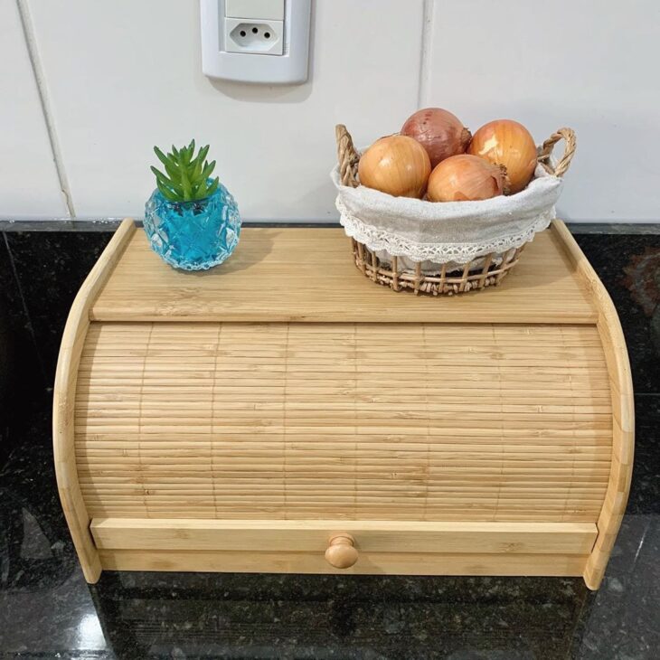 Porta-pão: Como Usar Esta Peça Funcional na Cozinha com 10 Dicas 1 Um porta-pão grande de lata que traz sofisticação.