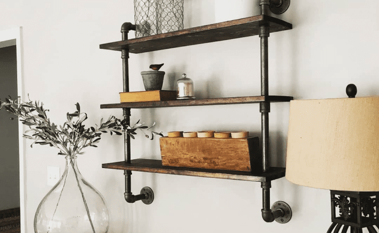 Desvende 20 Ideias Criativas com Cano PVC para Transformar sua Decoração em Estilo Industrial! 3 Prateleira de cano PVC com ótimo design
