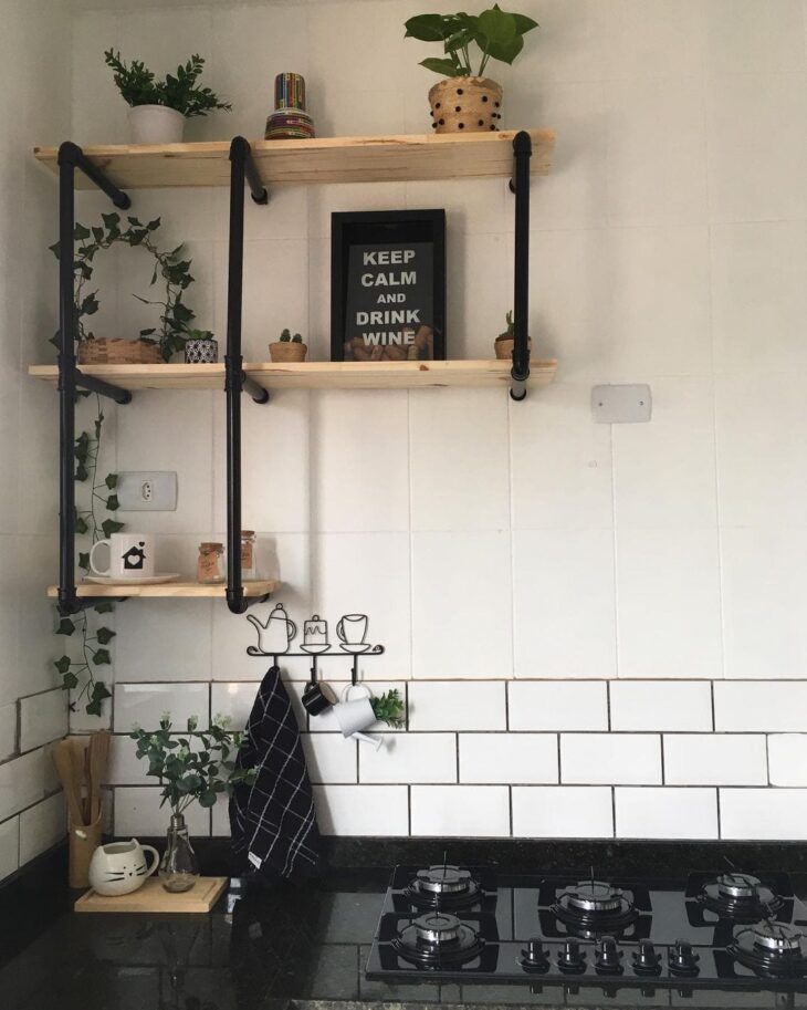 Desvende 20 Ideias Criativas com Cano PVC para Transformar sua Decoração em Estilo Industrial! 10 Prateleira de cano PVC em um ambiente moderno