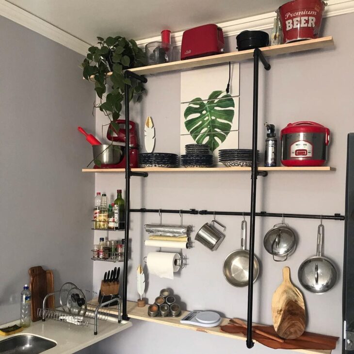 Desvende 20 Ideias Criativas com Cano PVC para Transformar sua Decoração em Estilo Industrial! 1 Prateleira de cano PVC com itens organizados