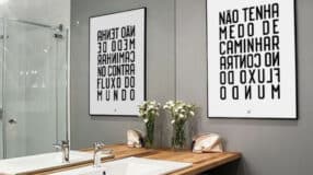 Descubra 35 Adesivos para Box de Banheiro que Transformarão Seu Espaço! 7 Adesivo com tema fundo do mar, trazendo o rei dos mares.