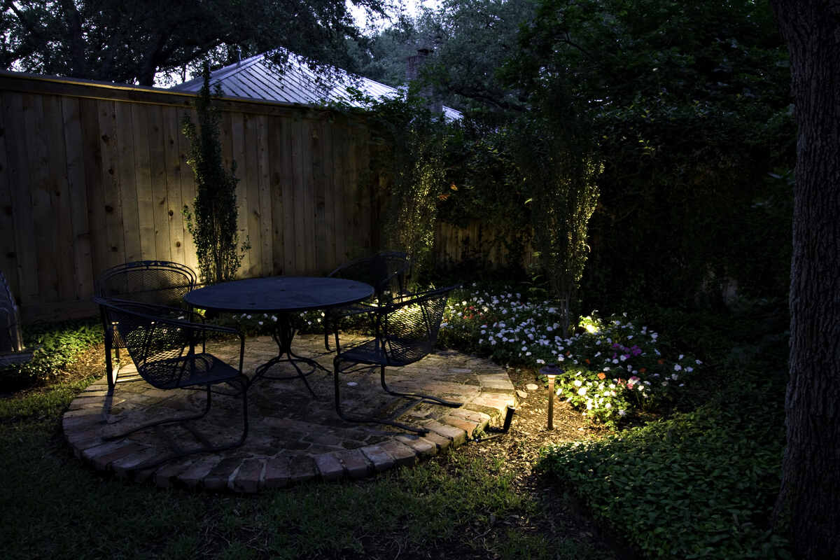 Segredos dos Paisagistas: 6 Truques Incríveis para Ampliar a Ilusão de um Quintal Estreito! 9 Quintal pequeno com iluminação