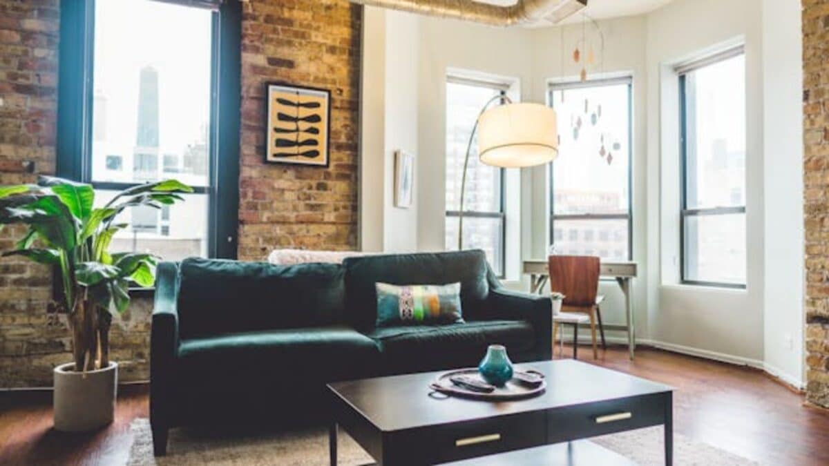 Descubra 5 Itens Surpreendentes que Elevam a Sofisticação da sua Sala de Estar! 3 5 itens essenciais para uma sala de estar instantaneamente mais bonita, segundo uma designer de interiores. Foto: Pexels
