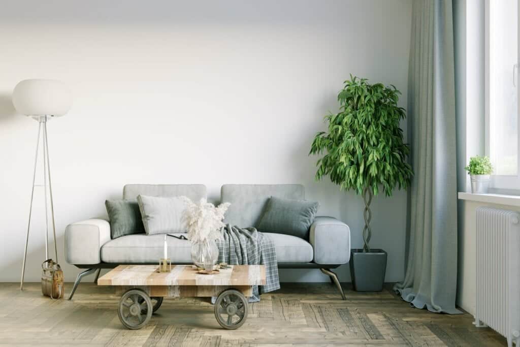 "Você Sabia? Os Segredos do Estilo Japandi que Transformam sua Decoração!" 7 Sala de estar com sofá cinza, almofadas azuis e mesa de centro bege