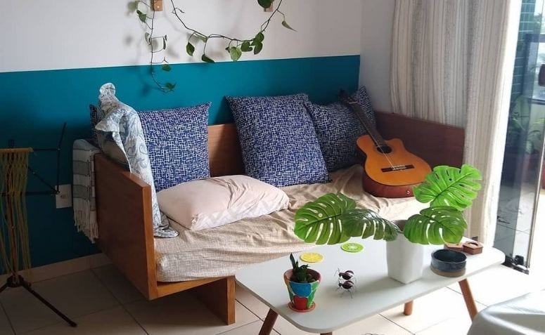 Segredos dos Designers: Transforme Qualquer Espaço com Simples Reformas! 3 O sofá rústico dá um ar campestre à decoração.