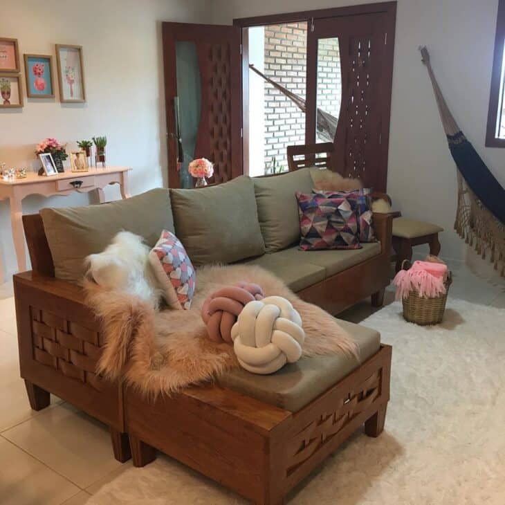 Segredos dos Designers: Transforme Qualquer Espaço com Simples Reformas! 7 Sofá rústico feito com materiais resistentes.