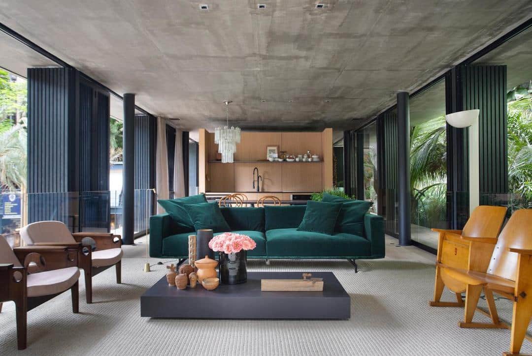 Sofá Verde: 10 Ideias para Decorar Sua Sala 10 Sofá verde versátil combinando com tons neutros.
