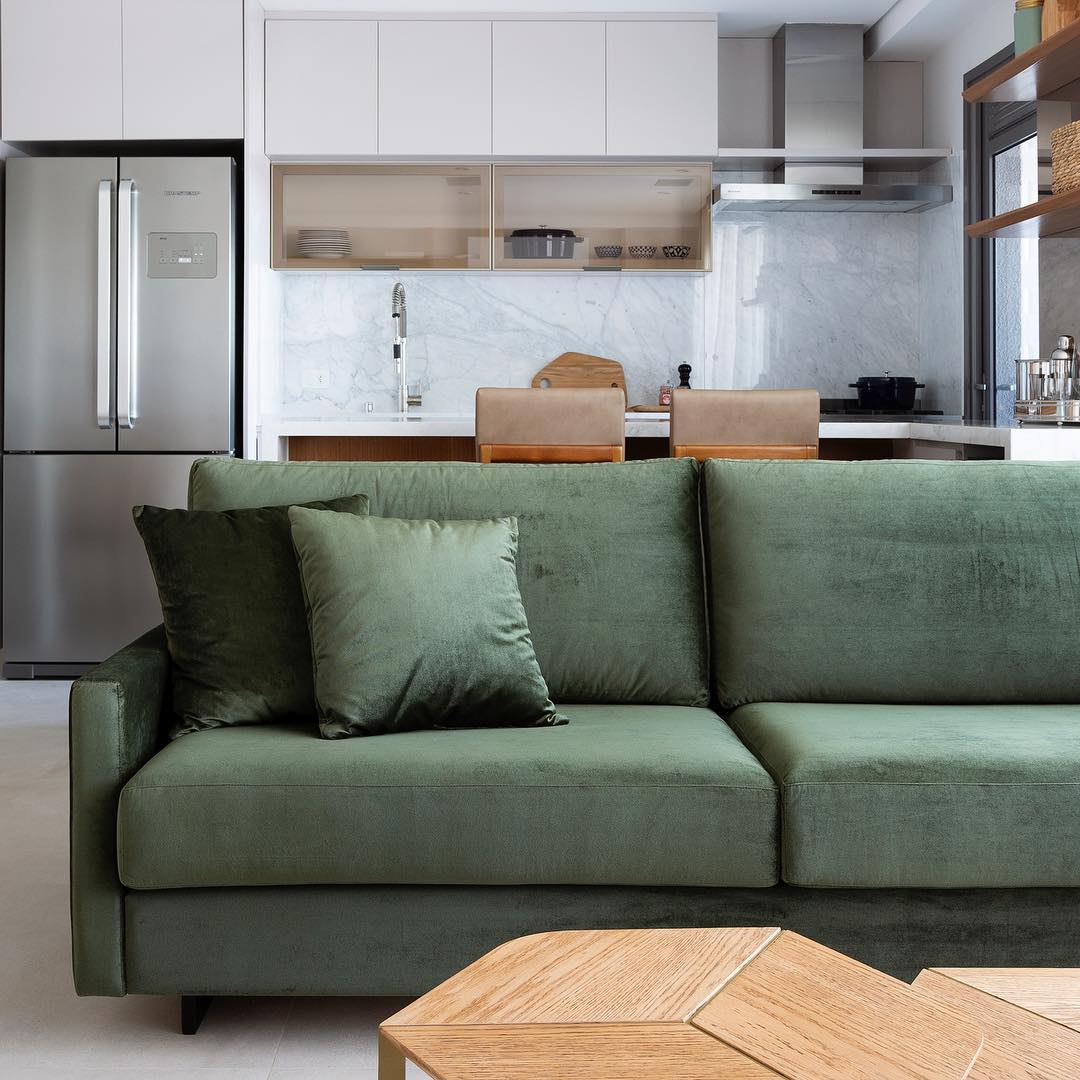 Sofá Verde: 10 Ideias para Decorar Sua Sala 1 Sofá verde vibrante harmonizando com outros elementos.