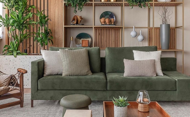 Sofá Verde: 10 Ideias para Decorar Sua Sala 3 Sofá verde em ambiente decorado.