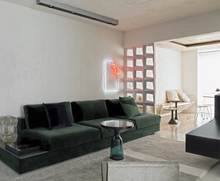 Sofás Modernos: 10 Modelos Cheios de Estilo e Conforto 7 Sofás com almofadas coloridas que trazem destaque ao ambiente.