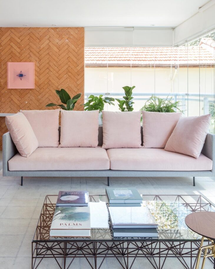 Sofás Modernos: 10 Modelos Cheios de Estilo e Conforto 1 Sofá moderno em azul, trazendo suavidade à decoração.