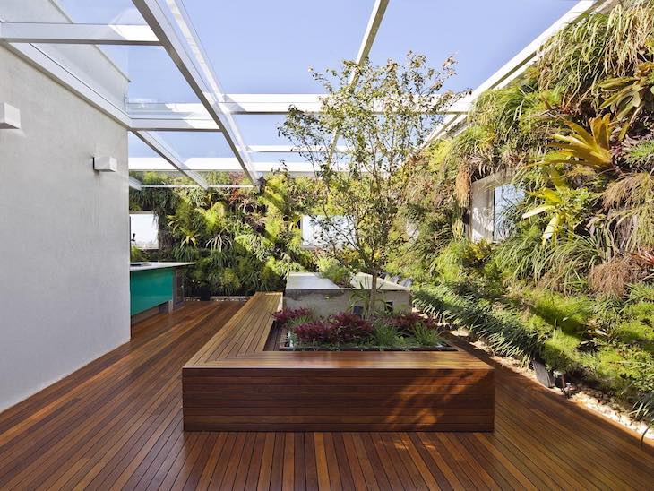 Telhados de vidro: 50 ideias para transformar sua casa 3 Imagem de um telhado de vidro que oferece iluminação natural ao ambiente, destacando o design moderno da construção.