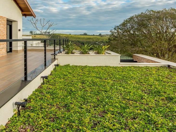 TELHADO VERDE: CONHEÇA 60 PROJETOS E VEJA COMO FUNCIONA ESTA COBERTURA 3 Foto: Reprodução / E3 Arquitetura