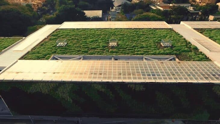 TELHADO VERDE: CONHEÇA 60 PROJETOS E VEJA COMO FUNCIONA ESTA COBERTURA 2 Foto: Reprodução / BASICHES Arquitetos Associados