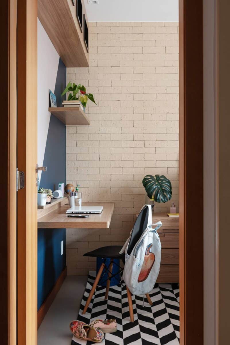 Transforme Seu Espaço: O Poder dos Tijolinhos na Decoração Elegante! 10 Quarto inspirador e moderno com revestimento Westminster 6,5x23, da linha Brit (Projeto: Gabriela Greppe)