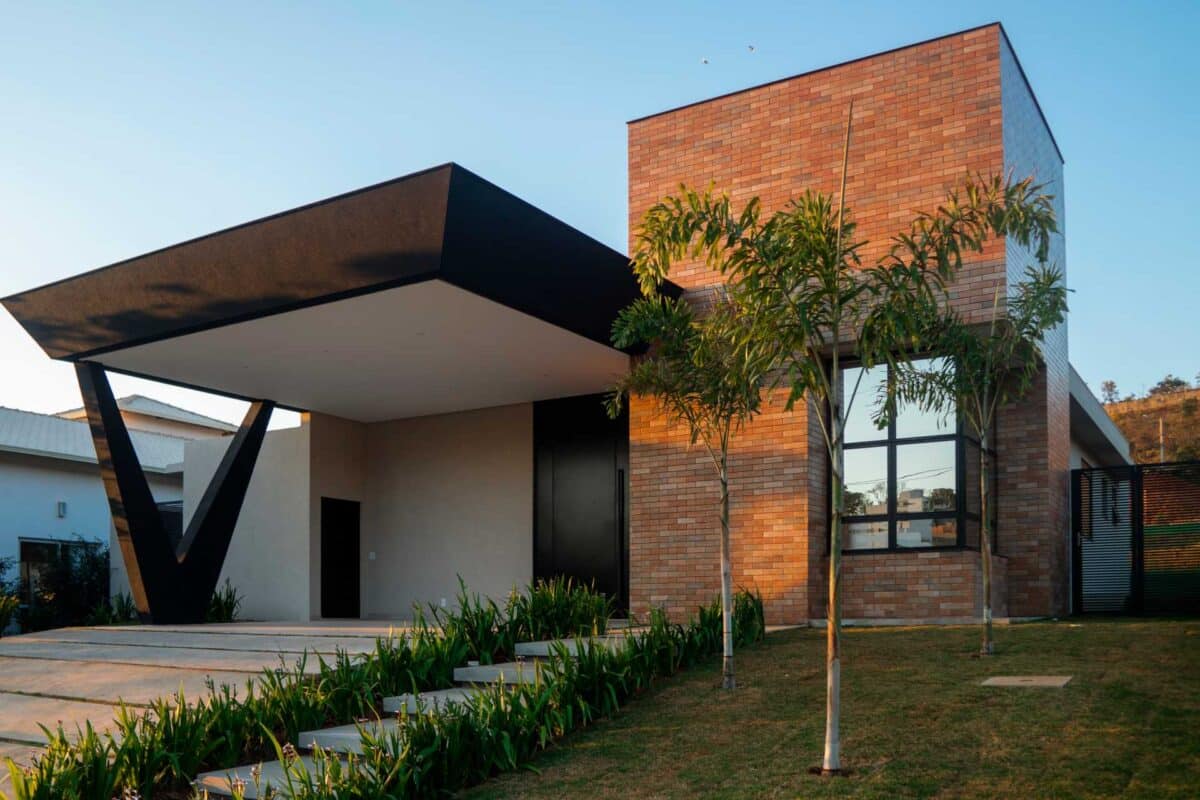 Transforme Seu Espaço: O Poder dos Tijolinhos na Decoração Elegante! 5 Fachada moderna com tijolinhos Georgian Red 7x26 cm, da linha All Bricks, da Portobello (Projeto: Pavilhão 95 Arquitetura / Foto: GB Comunicação)