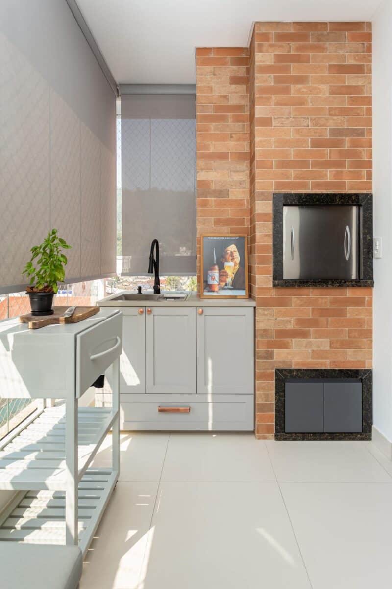 Transforme Seu Espaço: O Poder dos Tijolinhos na Decoração Elegante! 3 A parede que aparenta ter sido feita com tijolos tradicionais, na verdade, foi coberta pelo revestimento Tom Brick, da linha Taylor Made Bricks, da Portobello (Projeto: Oficina de Morar)