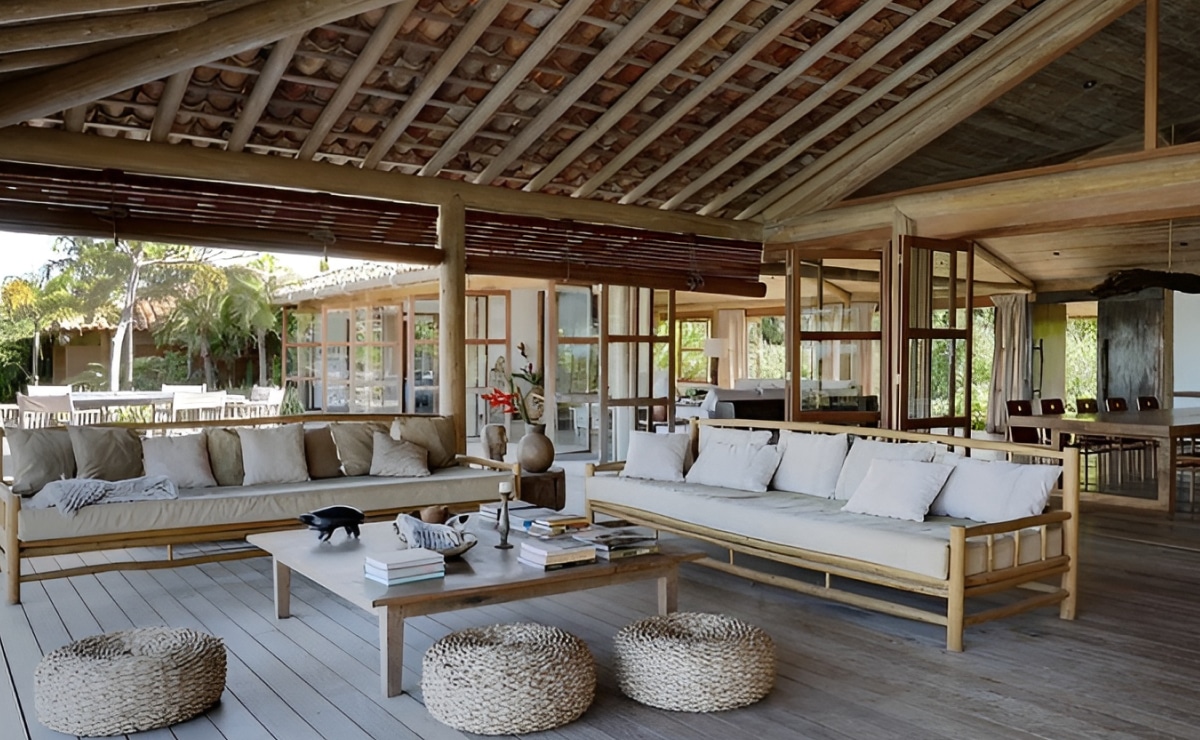 Baixe o guia prático sobre 8 tipos de madeira para sua casa. 3 Imagem de uma casa com madeira de ipê e freijó.