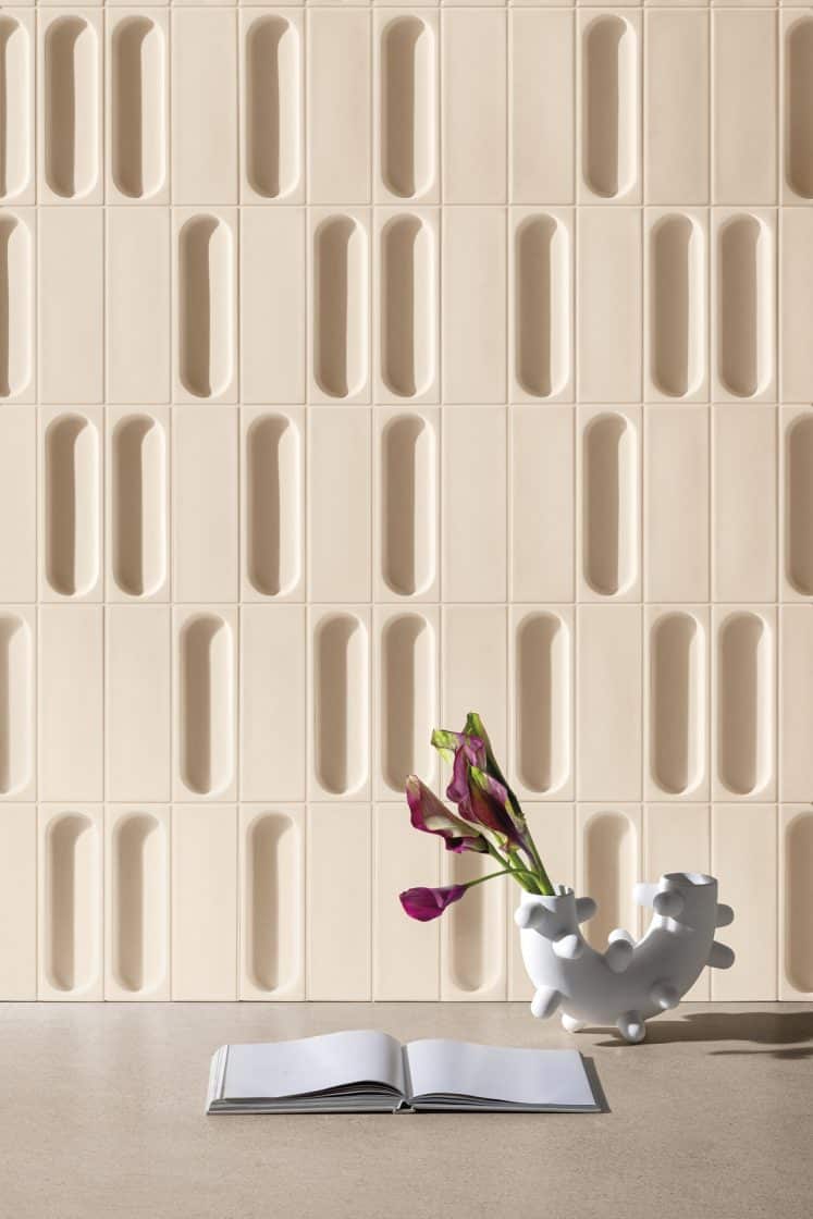 Revestimento Texturizado: O Toque que Transforma sua Decoração! 9 Painel decorativo que reforça a importância do design minimalista e versátil.