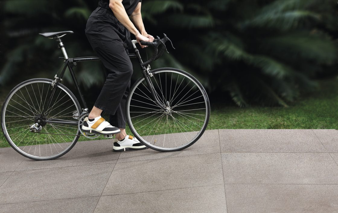 Transforme sua Área Externa: Revelamos as Melhores Opções para Dar Vida ao Seu Espaço! 7 bicicleta em cima do piso resistente