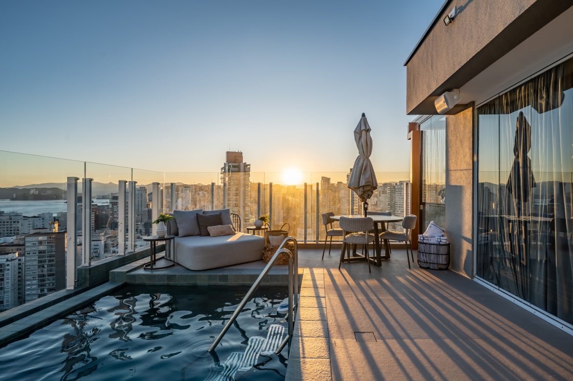 Transforme sua Área Externa: Revelamos as Melhores Opções para Dar Vida ao Seu Espaço! 2 Cobertura com área externa e piscina, porcelanato EXT, vista com pôr do sol
