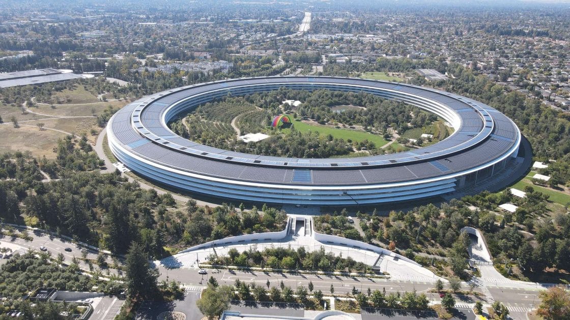 Descubra o Estilo Inovador de Norman Foster: Segredos do Arquiteto Premiado! 10 Steve Jobs Theater é o teatro localizado dentro do Apple Park (Projeto: Foster + Partners)