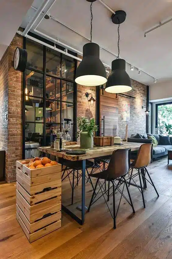 Sala com uma mesa de madeira de demolição que exibe o encanto de sua aparência única, acompanhada de uma fruteira e cadeiras elegantes.