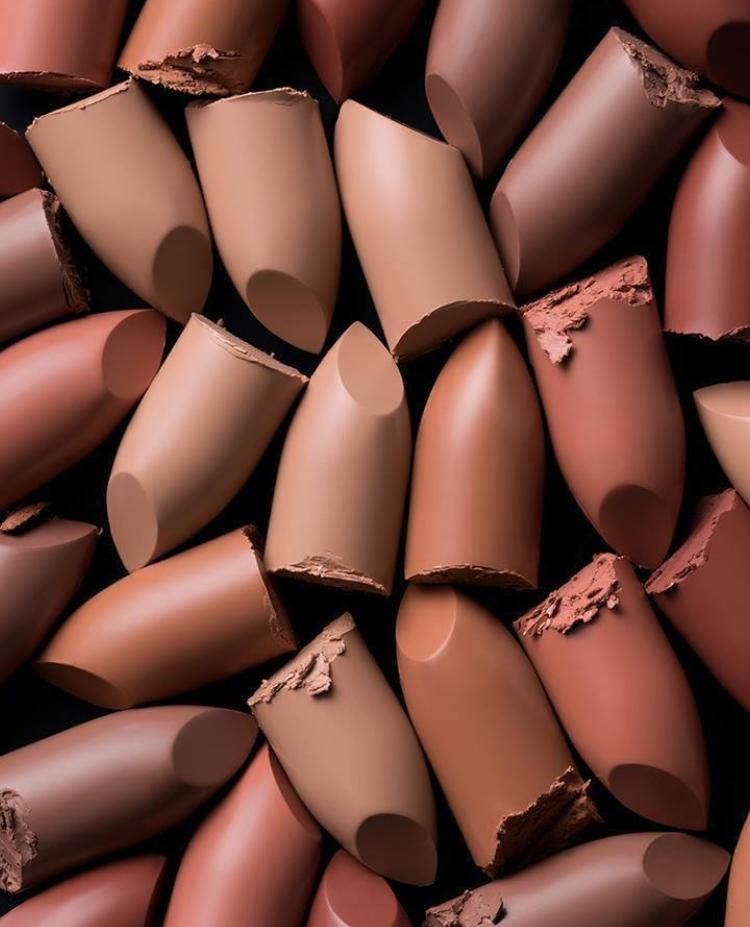 5 Inspirações com Tons Mocha Mousse para 2025 6 Tons Mocha Mousse: A Cor de 2025 na Sua Decoração