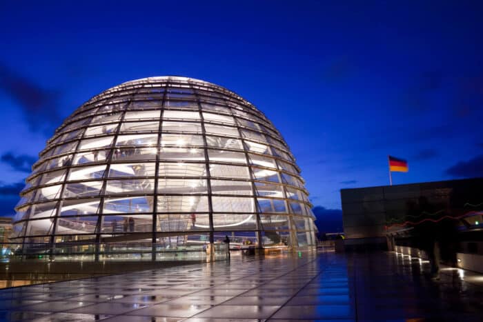 Descubra o Estilo Inovador de Norman Foster: Segredos do Arquiteto Premiado! 9 Cúpula do Reichstag, casa do parlamento alemão