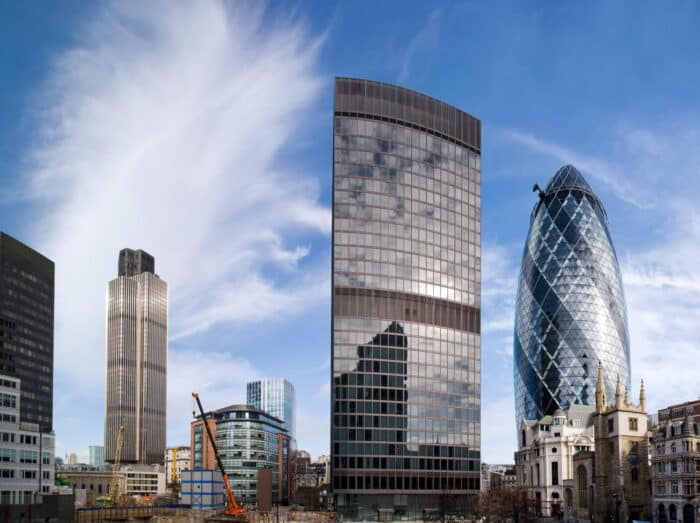 Descubra o Estilo Inovador de Norman Foster: Segredos do Arquiteto Premiado! 7 30 St Mary Axe (à direita) é um dos seus projetos mais marcantes