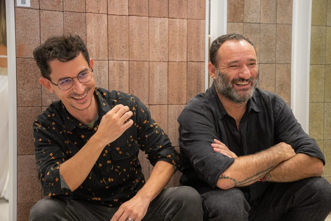 Descubra como o Projeto Sururu Revoluciona a Sustentabilidade através da Inovação! 5 Designers Rodrigo Ambrosio e Marcelo Rosenbaum são as mentes criativas por trás dos produtos do projeto.