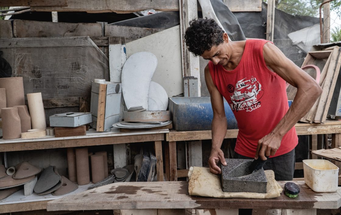 Descubra como o Projeto Sururu Revoluciona a Sustentabilidade através da Inovação! 2 Itamacio dos Santos é artesão local que contribui para o desenvolvimento do cobogó Mundaú.