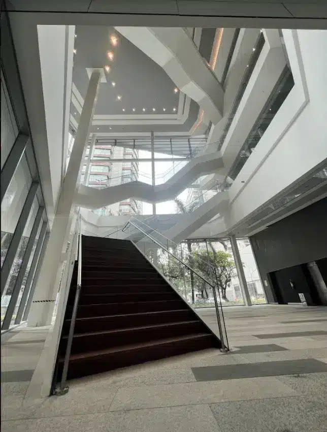 A Obra-prima da Arquitetura Moderna: Teatro B32 7 Imagem mostrando a estrutura do teto do Teatro B32 com suas vigas e pontes rolantes.