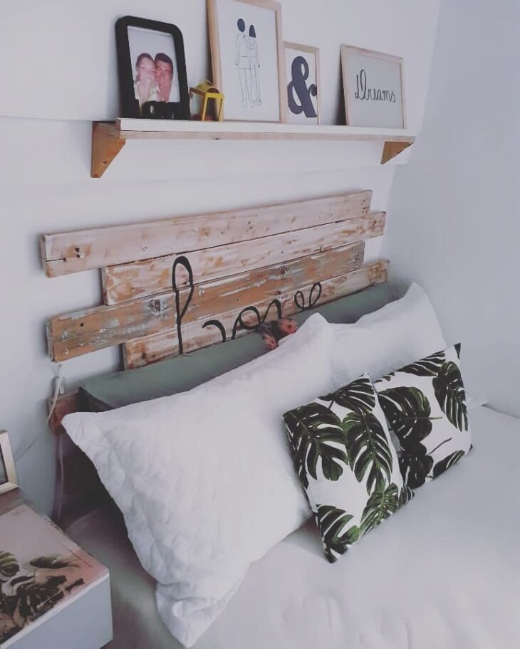 Transforme sua decoração com pallets: 48 ideias surpreendentes para uma casa ecológica! 9 Cabeceira de pallet com acabamento rústico, destacando seu charme.