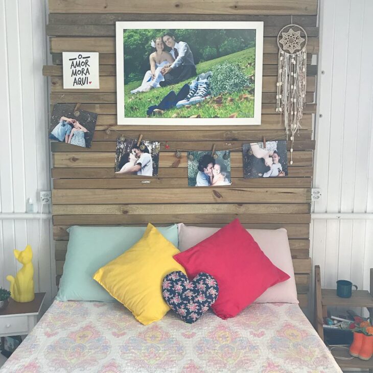 Transforme sua decoração com pallets: 48 ideias surpreendentes para uma casa ecológica! 10 Cabeceira de pallet que vai até o teto, aproveitando todo o espaço.
