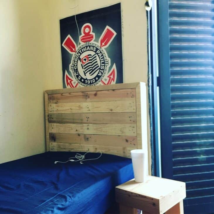 Transforme sua decoração com pallets: 48 ideias surpreendentes para uma casa ecológica! 1 Cabeceira de pallet adaptada para cama de solteiro, mostrando versatilidade.