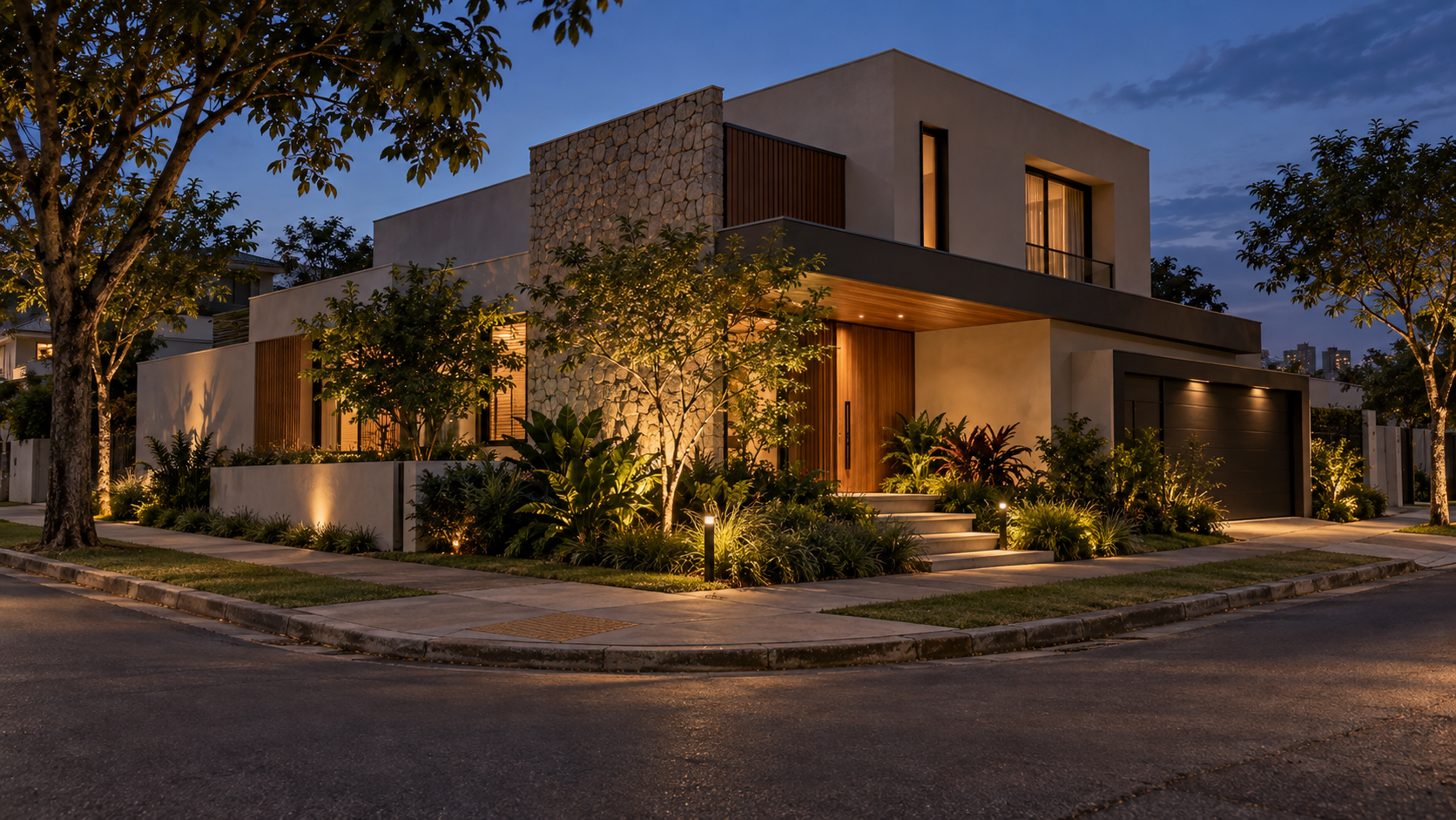 Fachadas de casas de esquina: 12 ideias e decisões de projeto 9 Casa de esquina com iluminação noturna discreta valorizando volumes, entrada e paisagismo