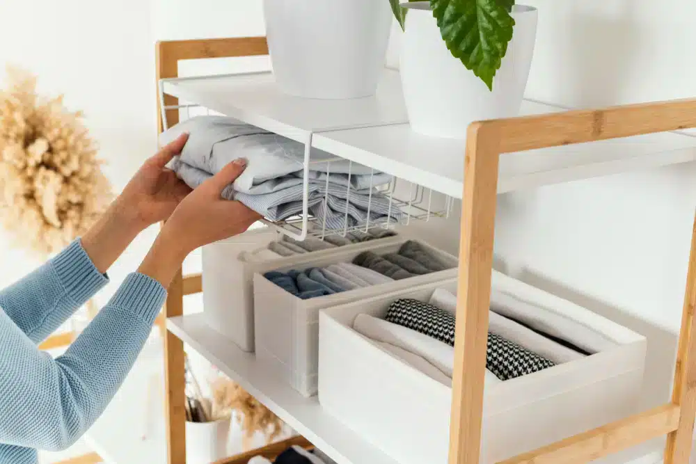 Dicas Criativas para Decorar Apartamentos Pequenos 10 Imagem sobre organizadores que ajudam na otimização do espaço.