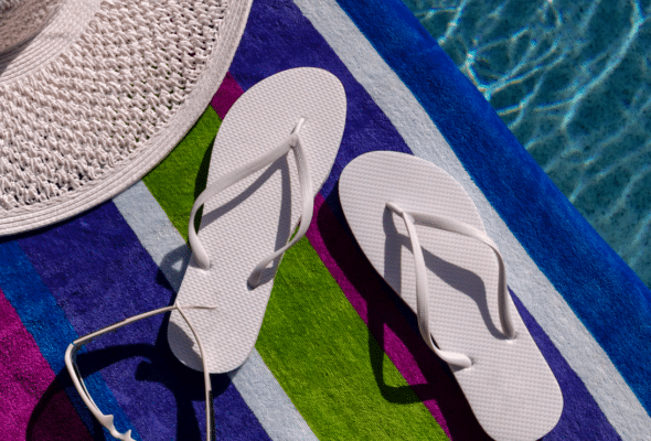 Os truques que sempre dão certo para limpar chinelo branco.