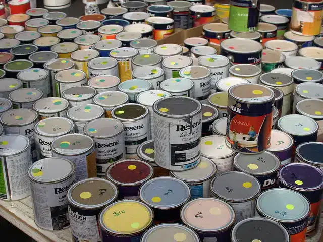 Como Escolher a Tinta Ideal para o Seu Ambiente 3 Latões de tinta com diferentes tipos e aplicações.