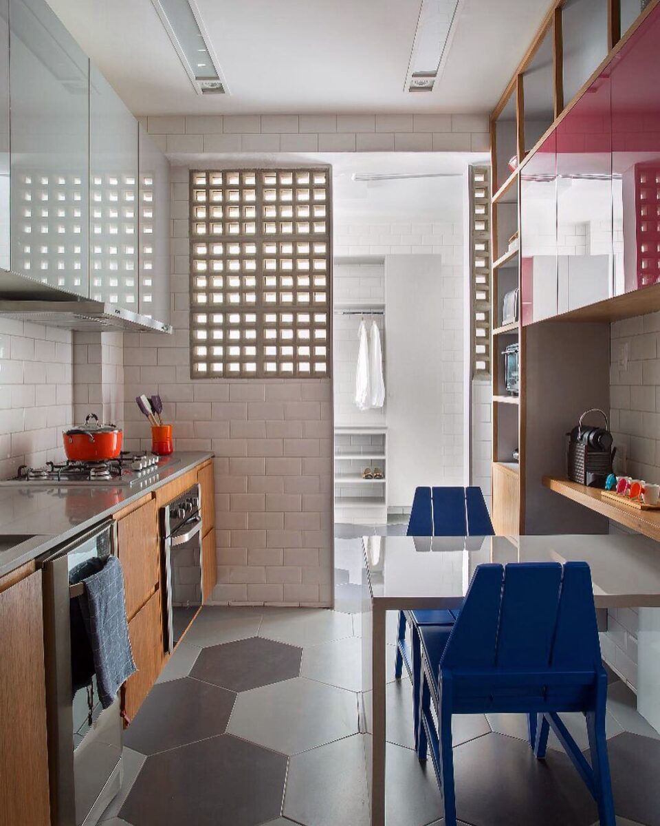 Descubra 50 Cozinhas Simples que Inspiram na Decoração da Sua Casa! 9 Azulejos bonitos e práticos.