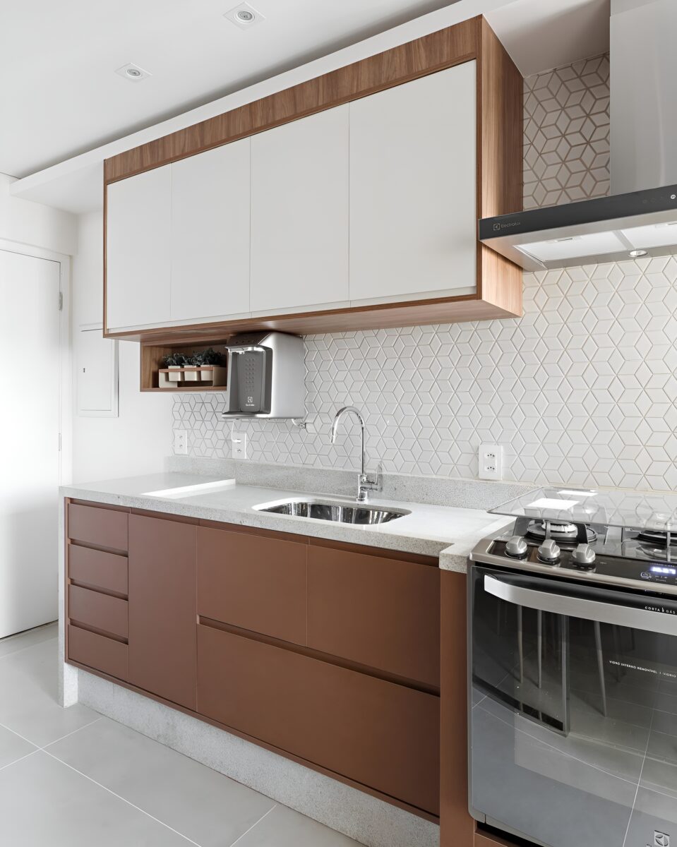 Transforme sua Cozinha Pequena: 100 Ideias Criativas para Maximizar o Espaço! 10 Planeje armários e bancadas de acordo com o tamanho do seu espaço e as funcionalidades que você mais precisa no ambiente.
