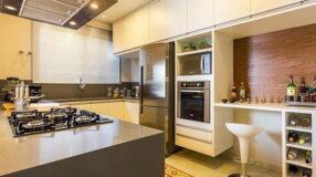 Descubra os Melhores Tipos de Piso para Renovar sua Cozinha! 9 Ambiente com cores neutras e piso de fácil manutenção.