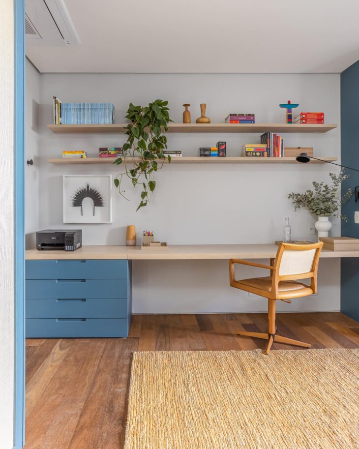 Transforme seu Home Office com Estas 6 Dicas Práticas e Econômicas! 10 Imagem da decoração de um home office que apresenta cores e detalhes únicos.